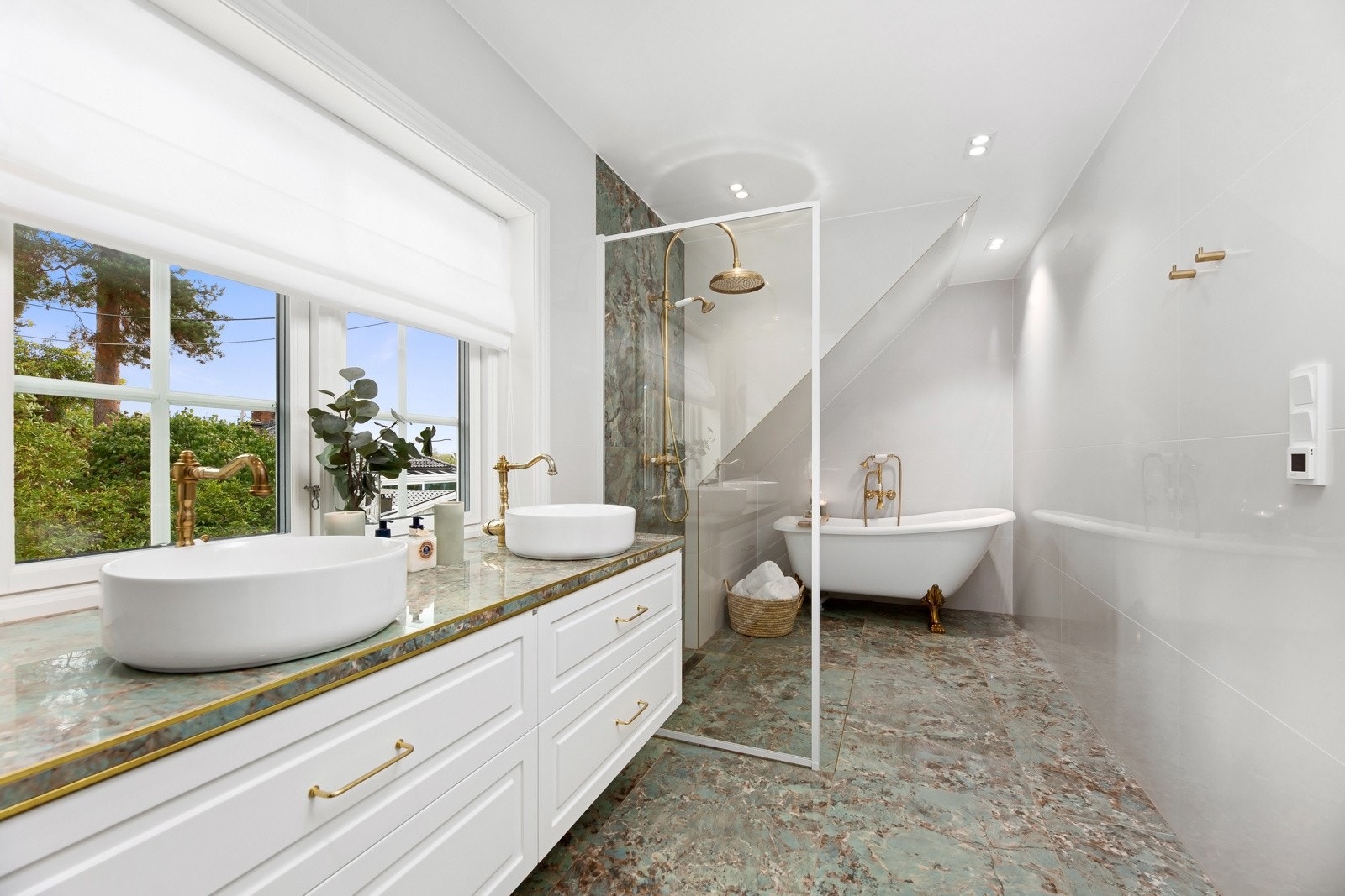 Hovedbadet er pent flislagt med lekre storformatfliser fra italienske Florim. Galleribilde