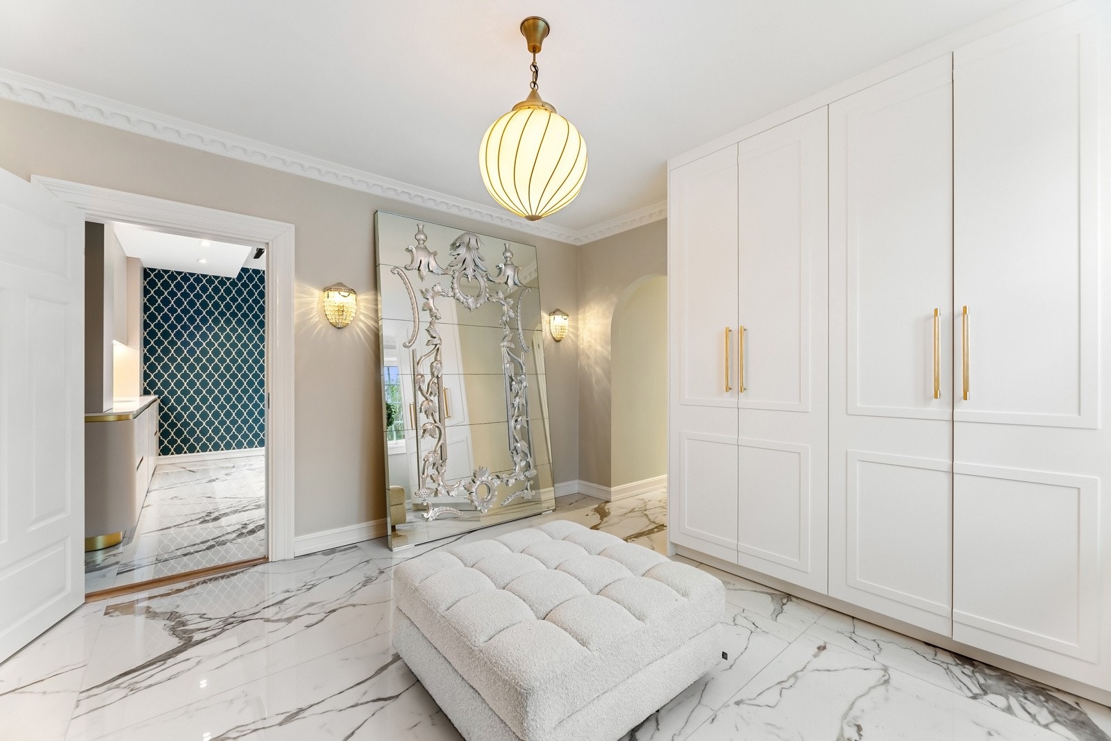 Entreen er innredet med et stor plassbygd garderobeskap hvor det er rikelig med plass til å organisere og oppbevare klær. Galleribilde