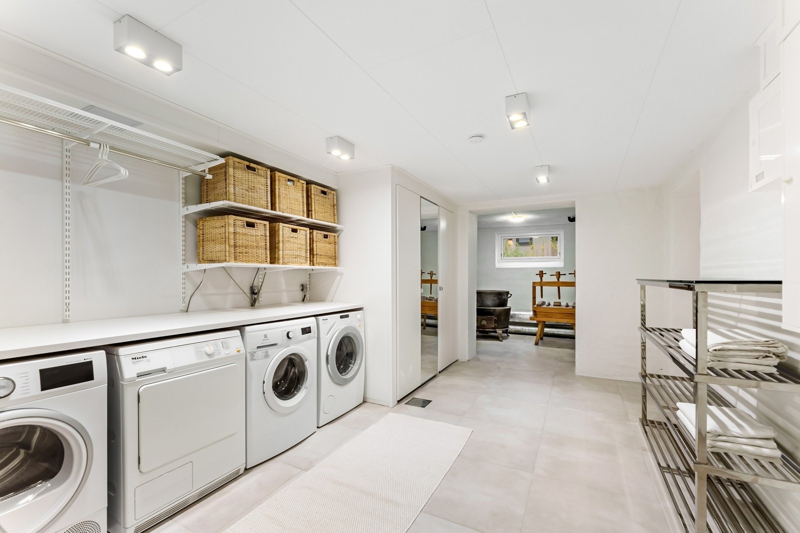 Meget praktisk vaskerom med opplegg for to vaskemaskiner og to tørketromler. Galleribilde
