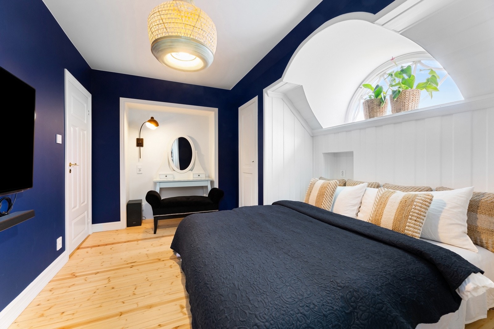 Husets andre soverom har også god plass til skrivebord/ sminkebord. Galleribilde