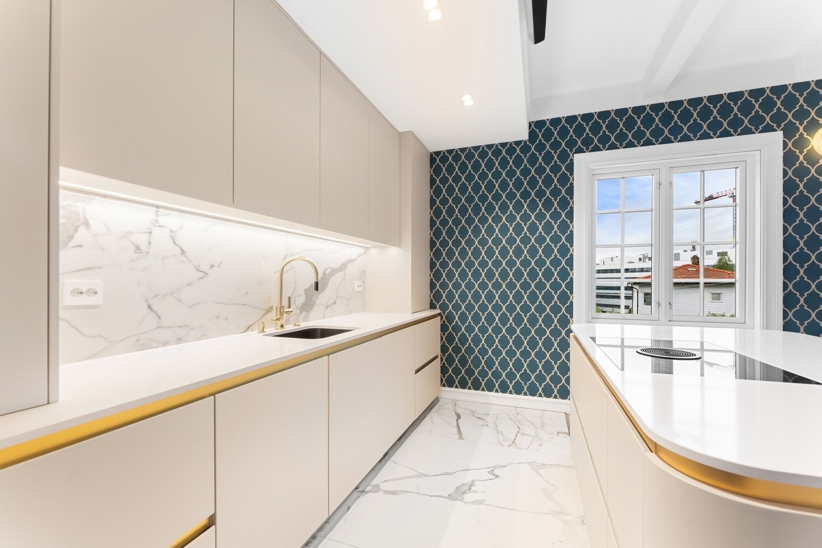 Kjøkkenet er utstyrt med eksklusive kvalitetshvitevarer fra Siemens og Miele som stekeovn, kaffemaskin, vinskap, oppvaskmaskin og et romslig kjøl-/ fryseskap. Galleribilde