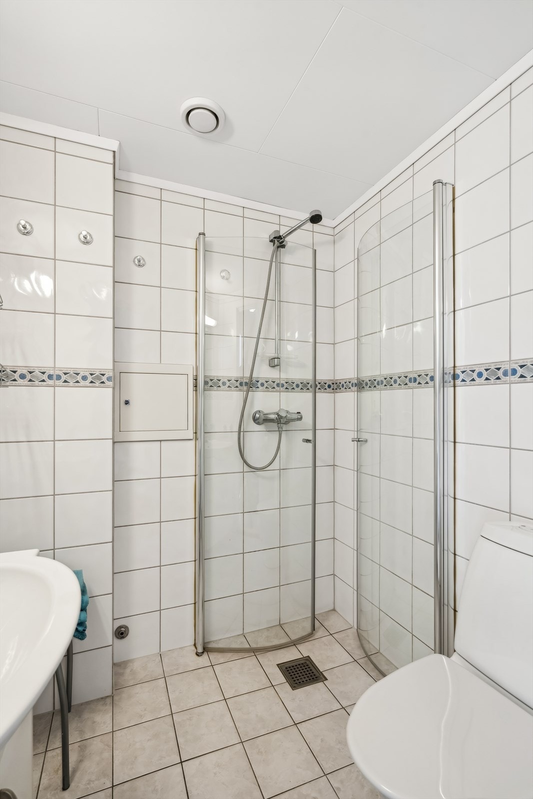 På badet finner man praktisk dusjhjørne. Galleribilde