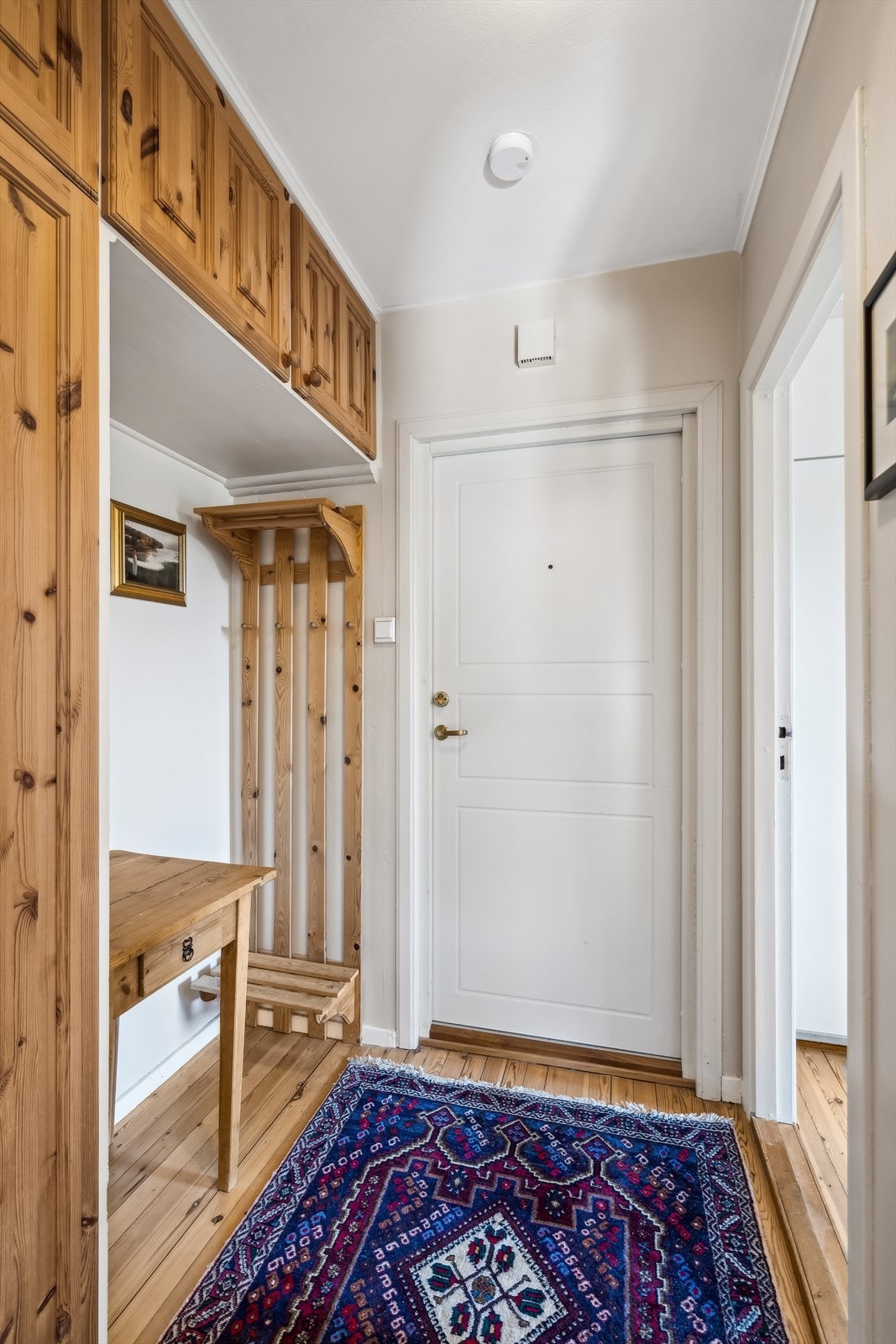 Hyggelig inngangsparti med god plass til å henge fra seg tøy og sette fra seg sko. Galleribilde