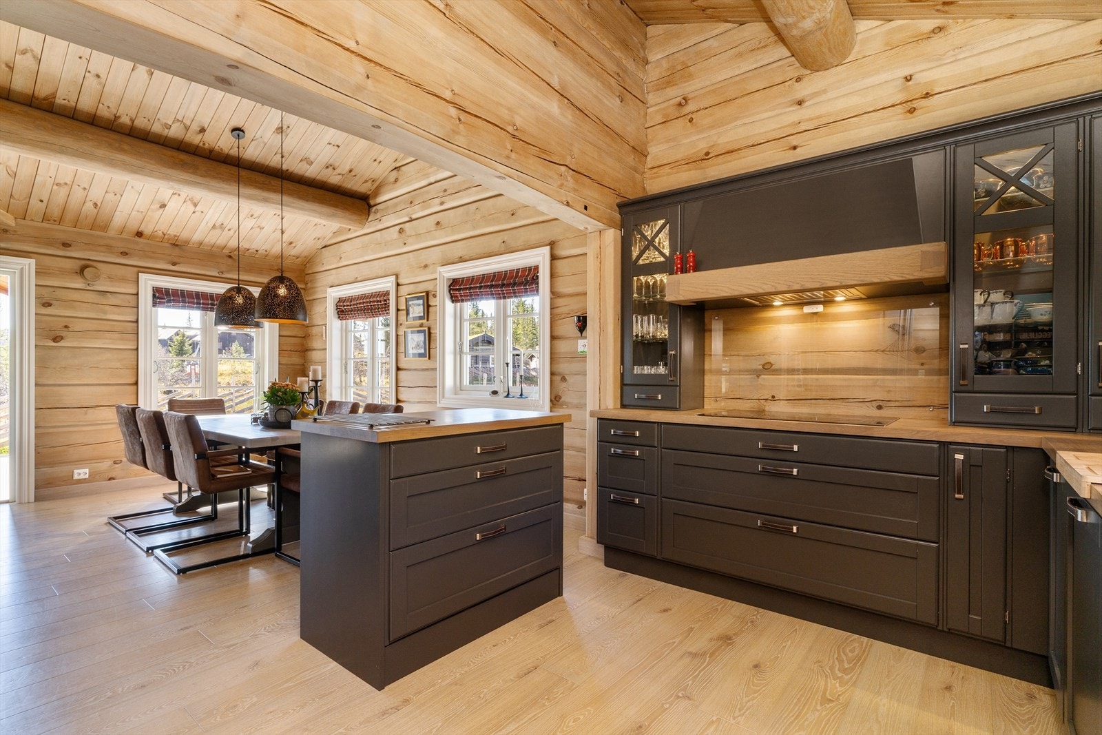 Glass i fronter på overskap ved platetopp, benkeplaten er av heltre med nedfelt oppvaskkum. Det er integrerte hvitevarer med kjøl/fryseskap, oppvaskmaskin, platetopp, , stekeovn, vannstoppsystem og komfyrvakt. Galleribilde