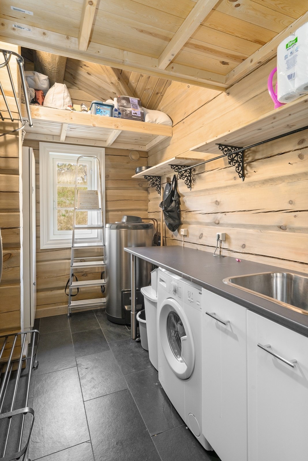 Teknisk rom/vaskerom. Rommet har enkel innredning med vaskekum, varmtvannstank og opplegg for vaskemaskin. Galleribilde