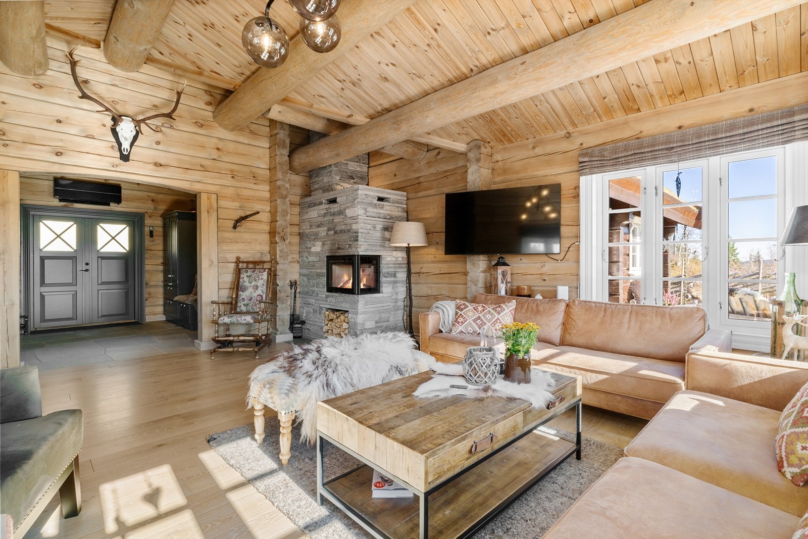 Stue har skiftekledd peis. Perfekt for lune vinterkvelder! Galleribilde