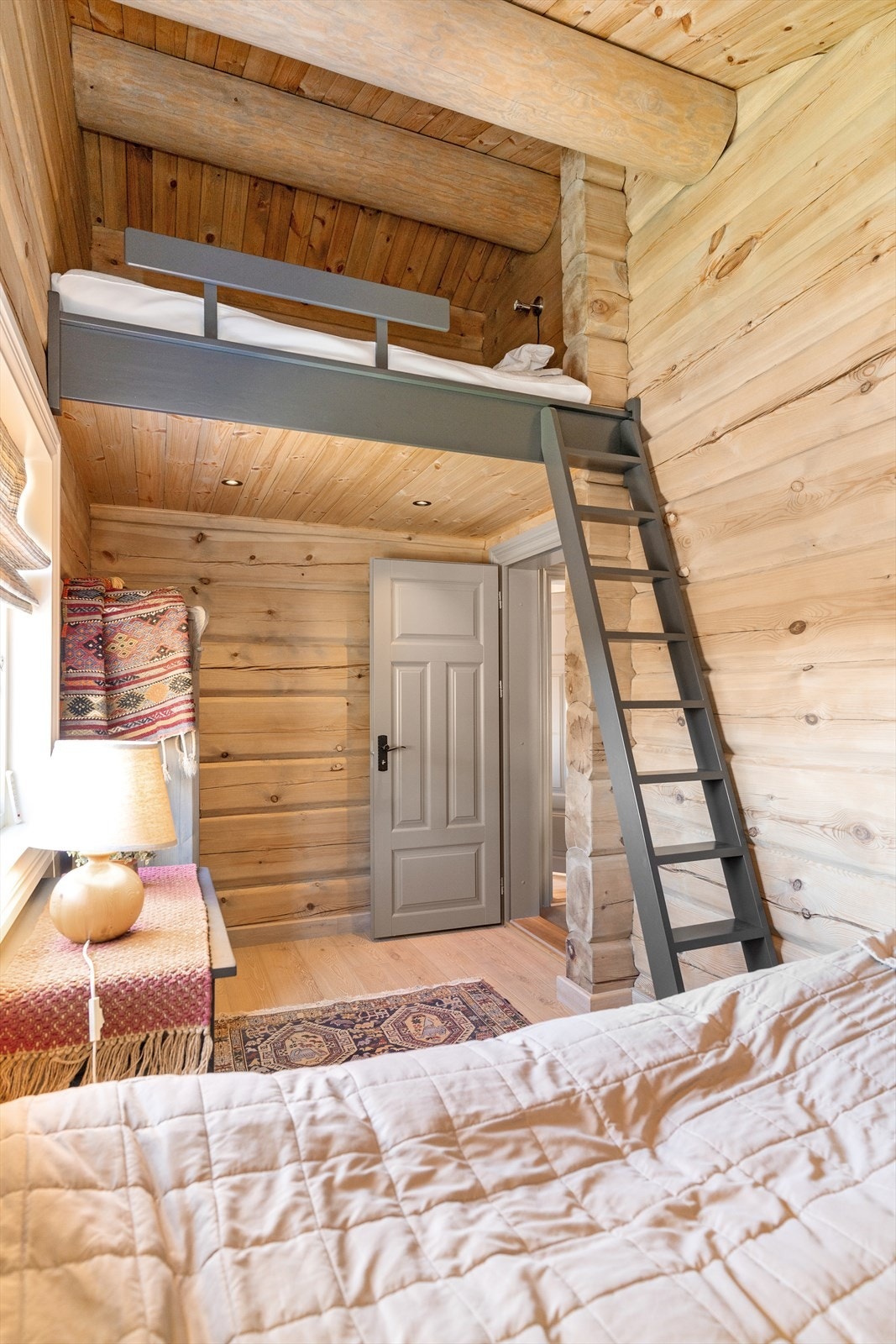 Soverommet har hems med stige for ekstra soveplass. Galleribilde