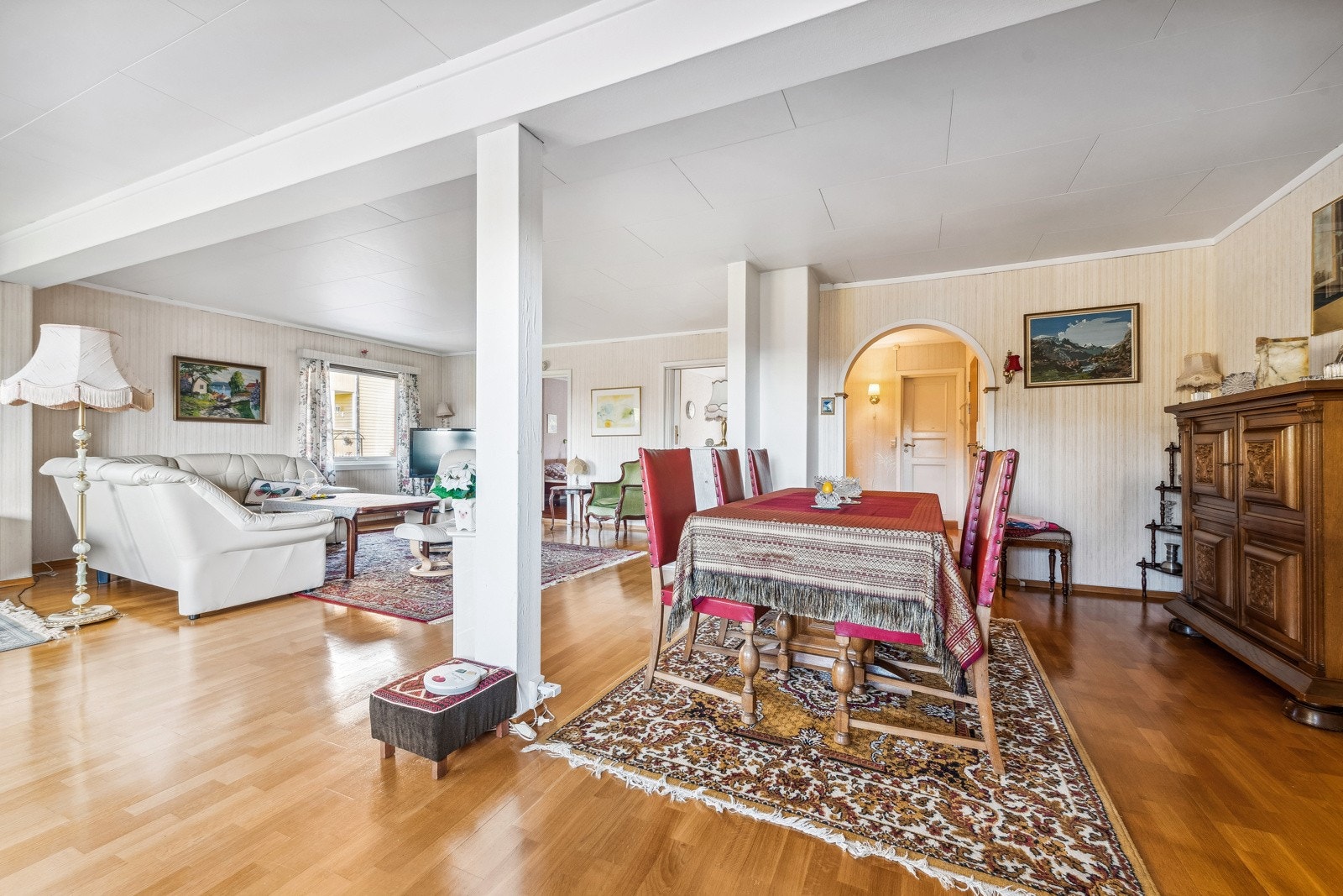 . Her er det god plass til både sittegruppe og spisebord. Et perfekt sted å samle venner og familie til hyggelige kvelder. Galleribilde