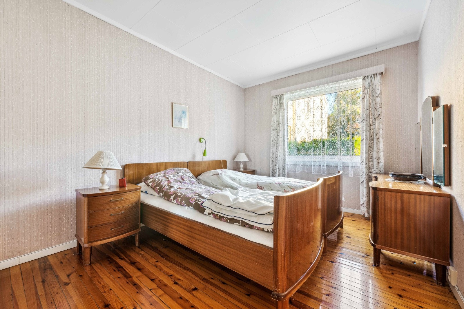 Boligen har et romslig soverom med god plass til seng og tilhørende møblement. Galleribilde