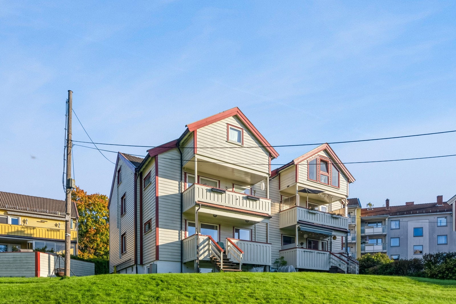 OBOS Eiendomsmeglere ved Guro S. Røysi har gleden av å presentere en stor og luftig leilighet i firemannsbolig over to plan med stort potensial. Galleribilde