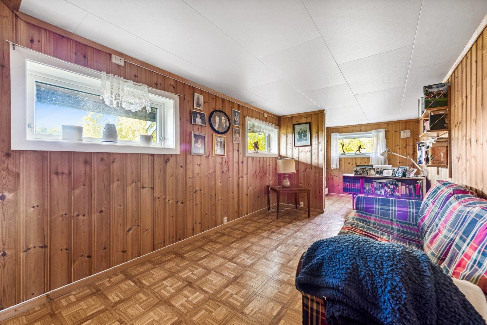 Kjelleren er i dag innredet som en kjellerstue. Gjør oppmerksom på at det pr i dag ikke foreligger ferdigattest, det er heller ikke søkt om bruksendring av kjelleren. Galleribilde