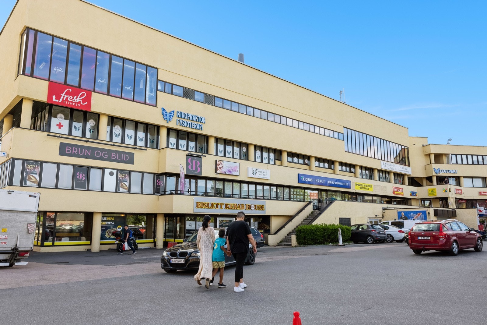 Nærhet Kalbakken senter med flere forretninger, spisesteder og treningssenter. Galleribilde