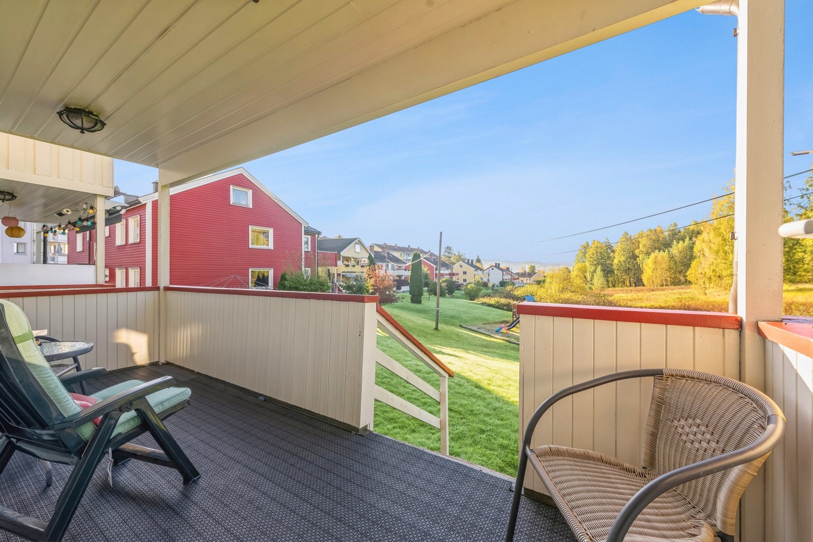 Trappeadkomst ned til hage med flotte solforhold. Galleribilde