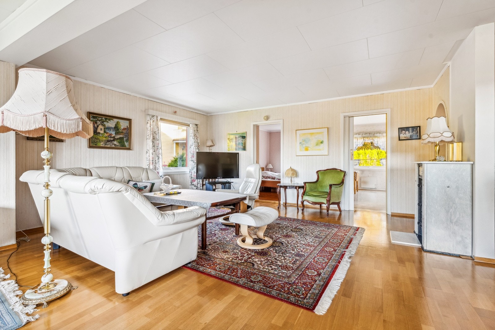 I stuen er det også en peisovn som varmer ekstra godt på kalde dager. Galleribilde