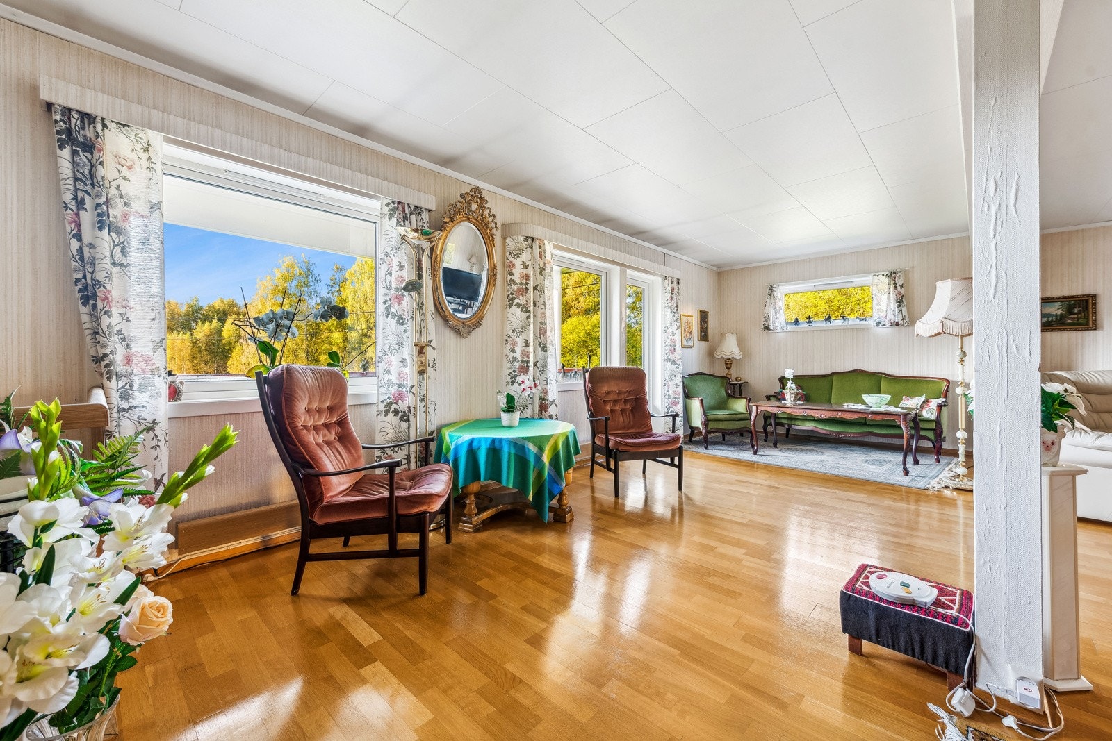 Stor og luftig stue med flere møbleringsmuligheter. Galleribilde