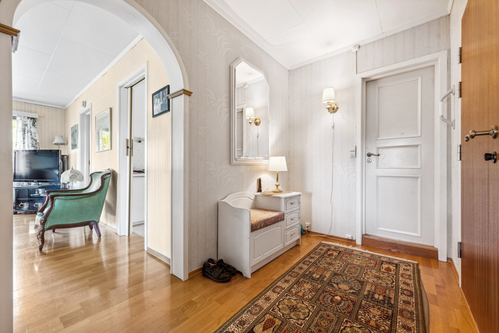 Hyggelig og innbydende entre med oppbevaringsplass. Praktisk innvendig kott i tilknytning til entreen. Galleribilde