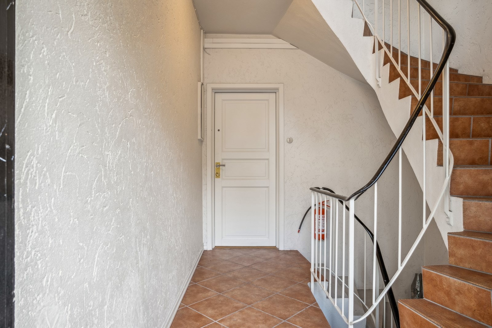 Leiligheten ligger i byggets 2.etasje med inngang fra felles gang. Galleribilde