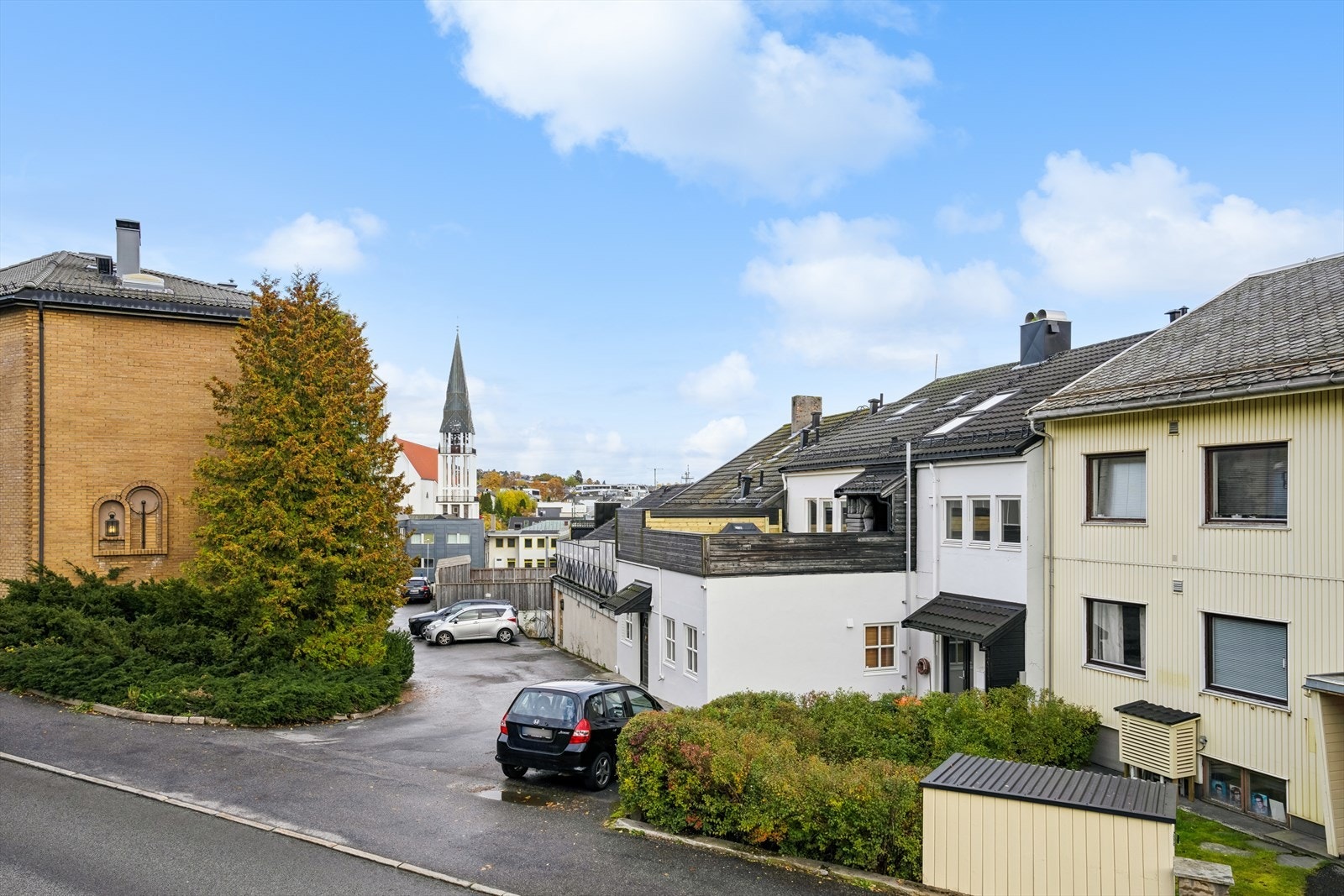 Leiligheten ligger i et veletablert og sentrumsnært boligområde med gangavstand til det meste. Galleribilde