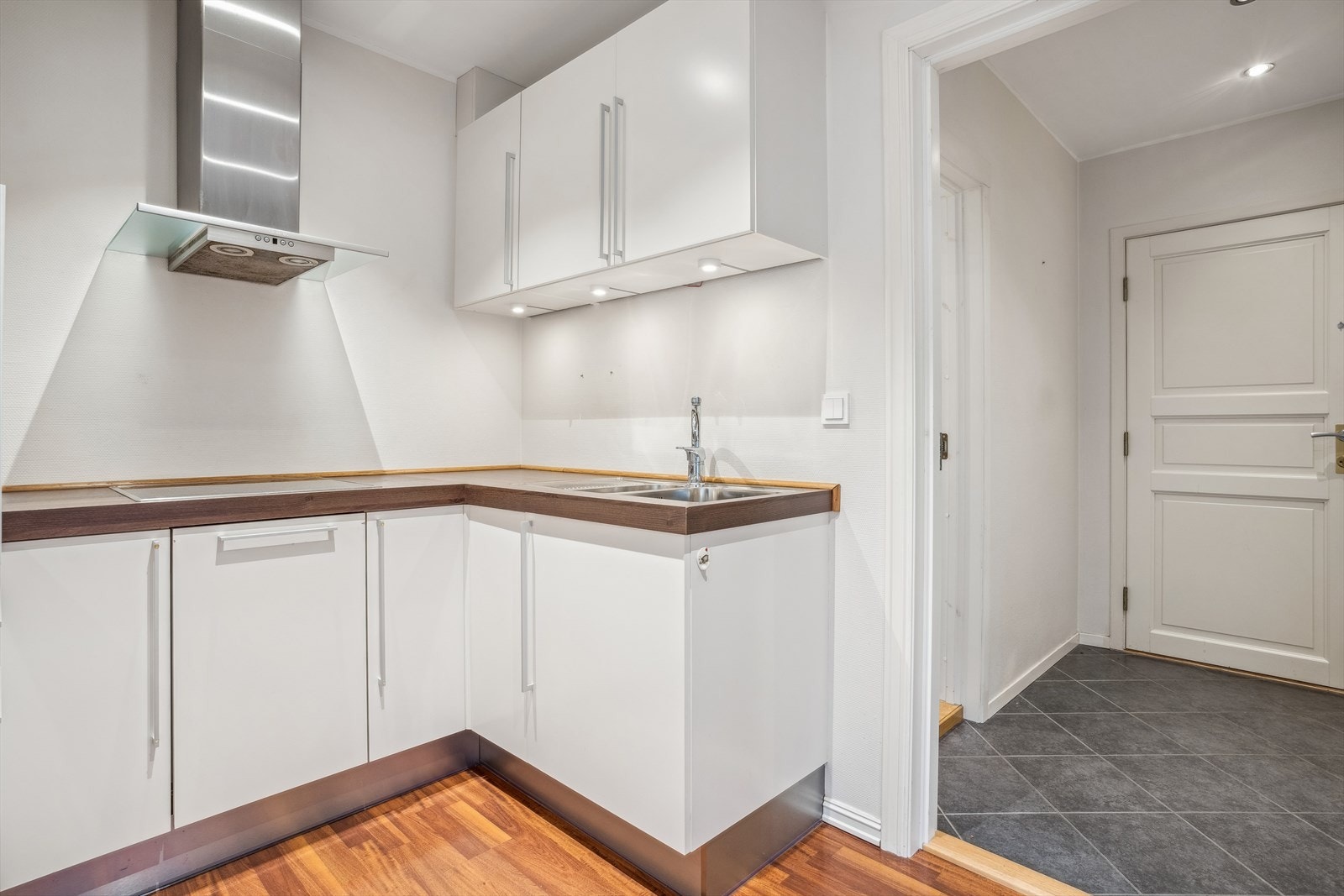 Integrerte hvitevarer som stekeovn, oppvaskmaskin, mikrobølgeovn og platetopp medfølger. Galleribilde