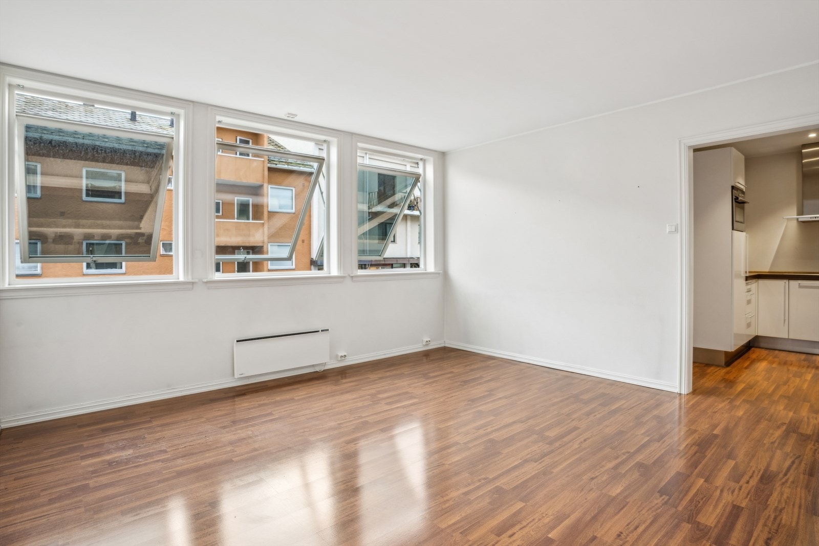 Stuen har stor gulvflate hvor det er plass til sofa og bord. Galleribilde