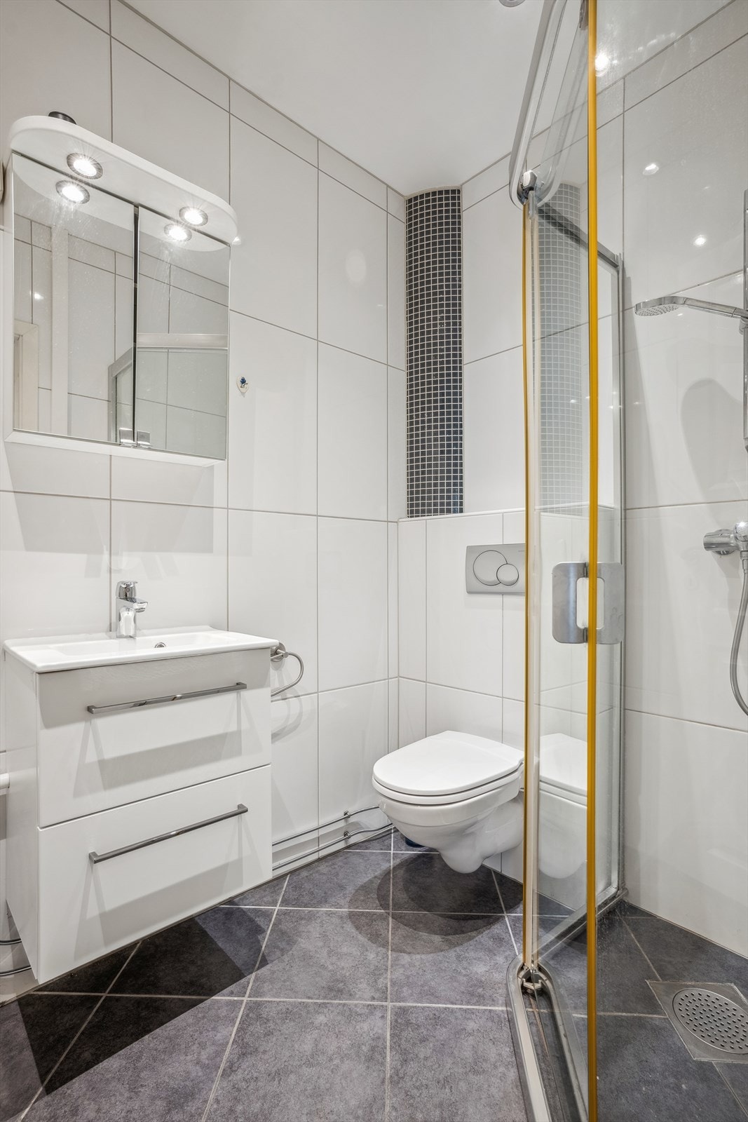 Leiligheten har flislagt baderom med varmekabler i gulv og downlights i himling. Galleribilde