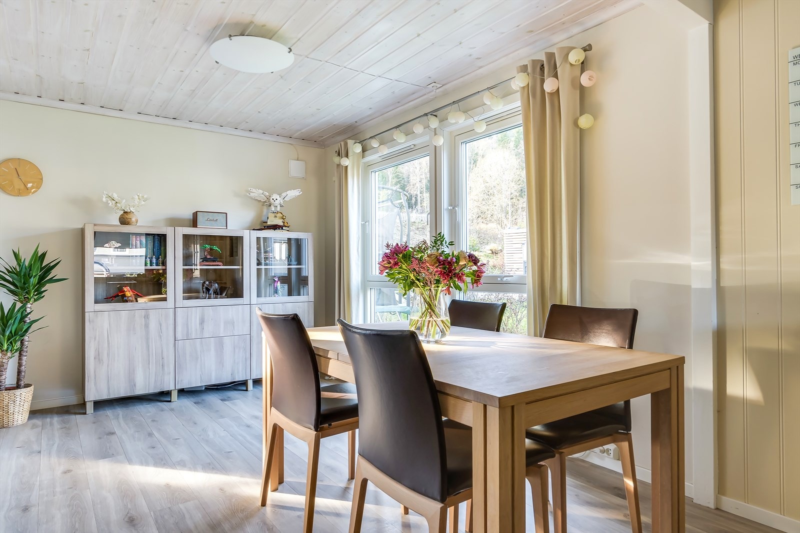 Det er god plass til å invitere til en hyggelig middag rundt spisebordet Galleribilde