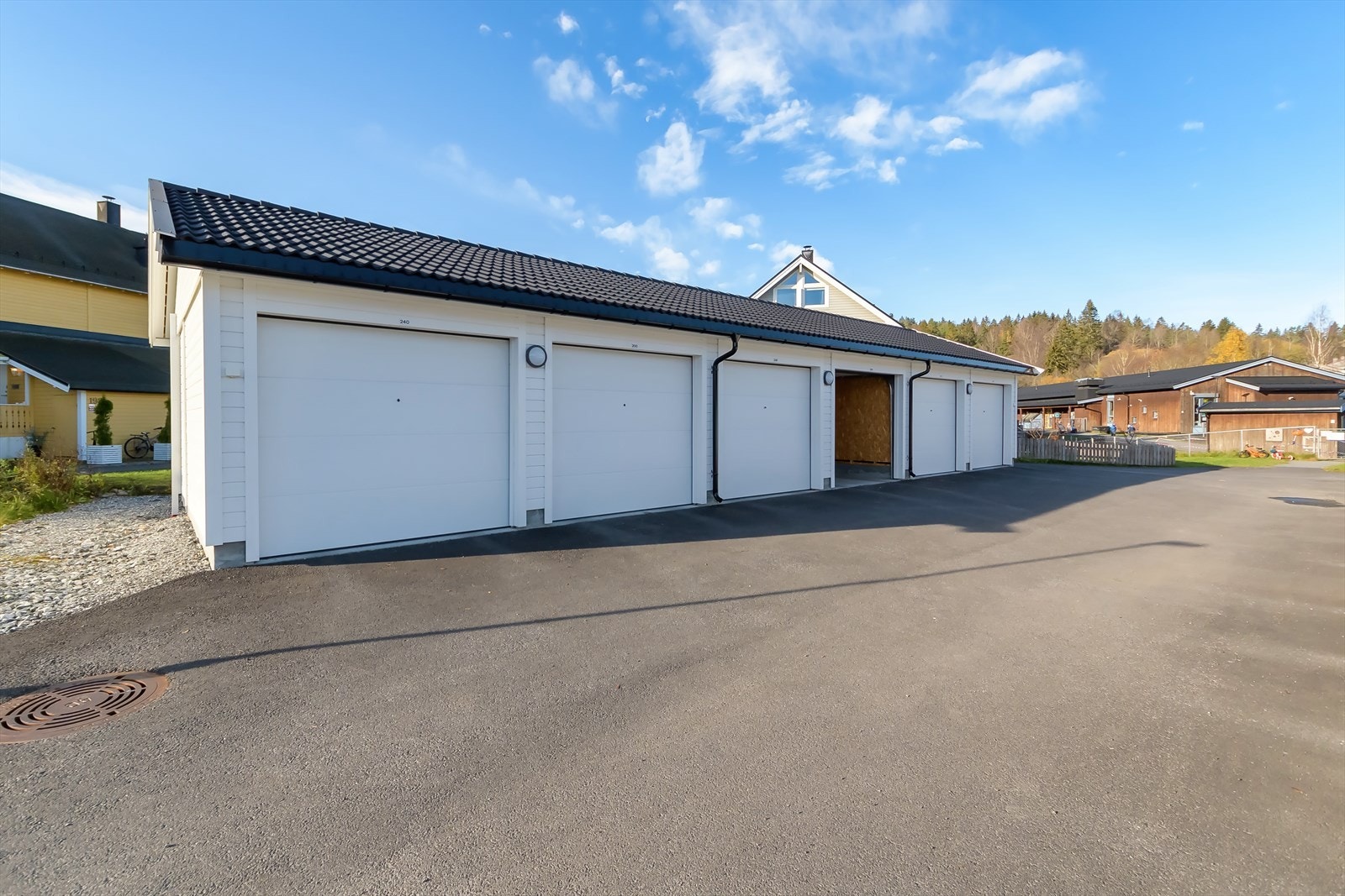 Det medfølger er parkeringsplass på ca. 17 m² i felles garasjerekke Galleribilde