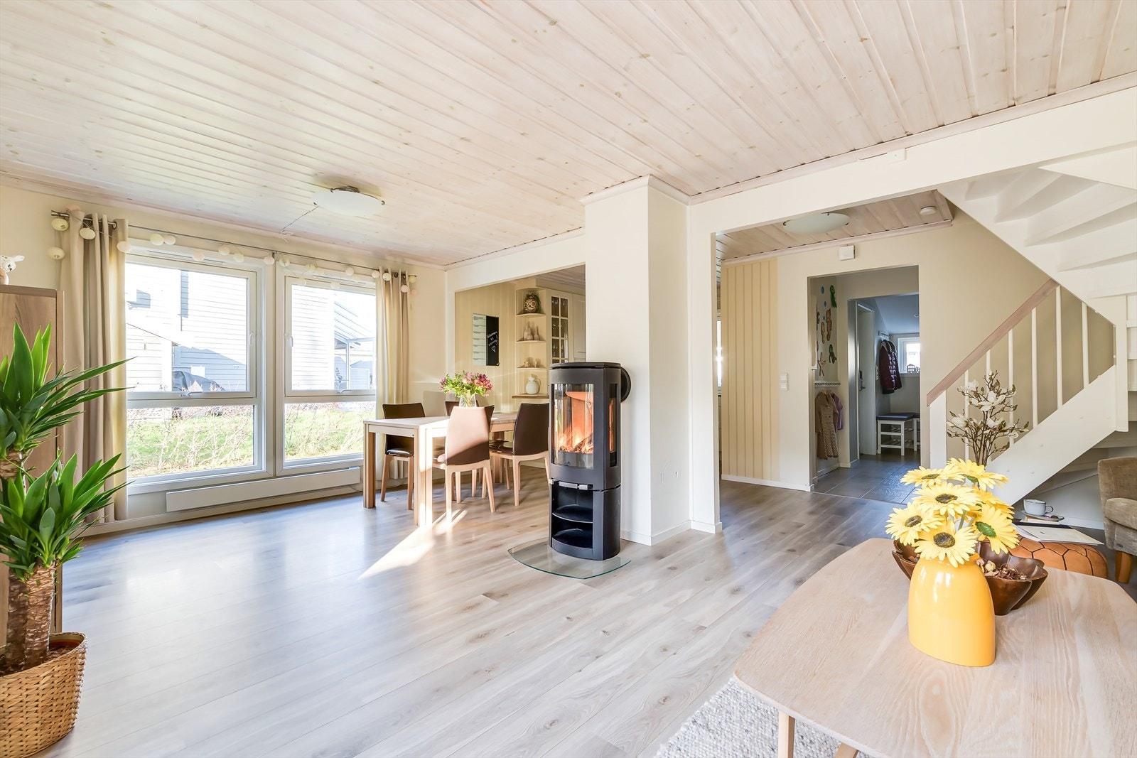 Midt i rommet er det plassert en flott vedovn som gir godt med ekstra varme! Galleribilde