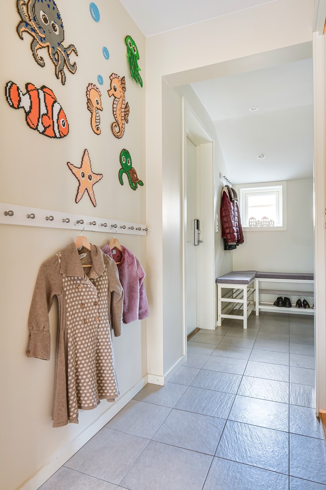 Plassen er godt utnyttet med oppheng for yttertøy og plassering av sko Galleribilde