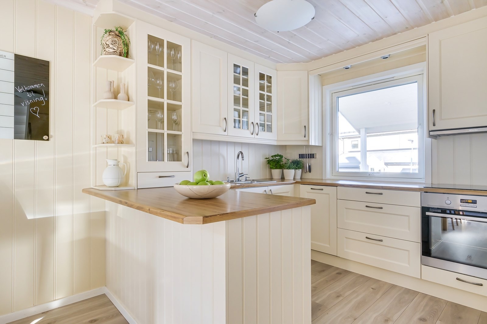 Pent kjøkken i en åpen løsning mot spisestuen Galleribilde