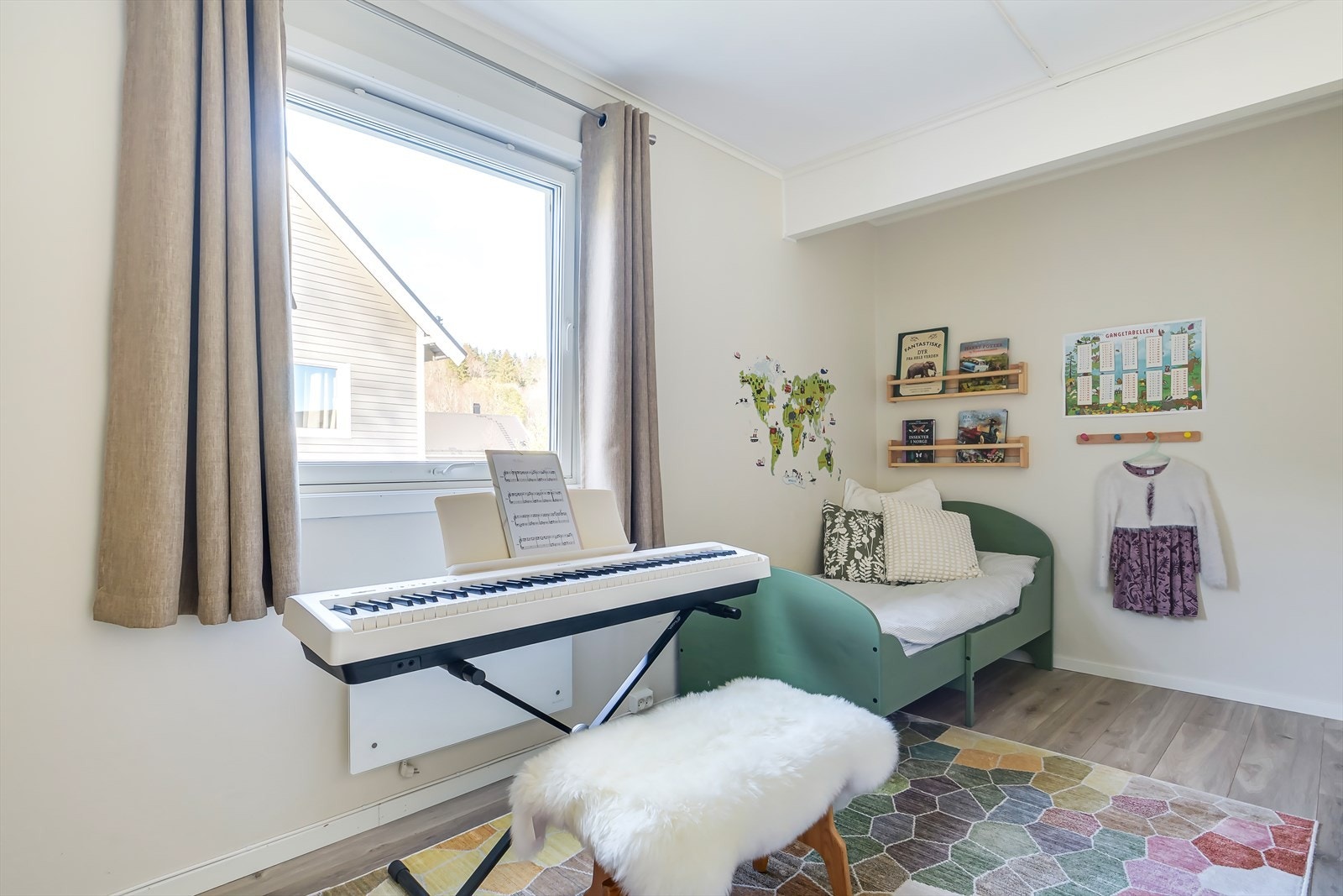 Rommet har flere bruksmuligheter og passert utmerket som gjesteværelse, barnerom eller kontor Galleribilde