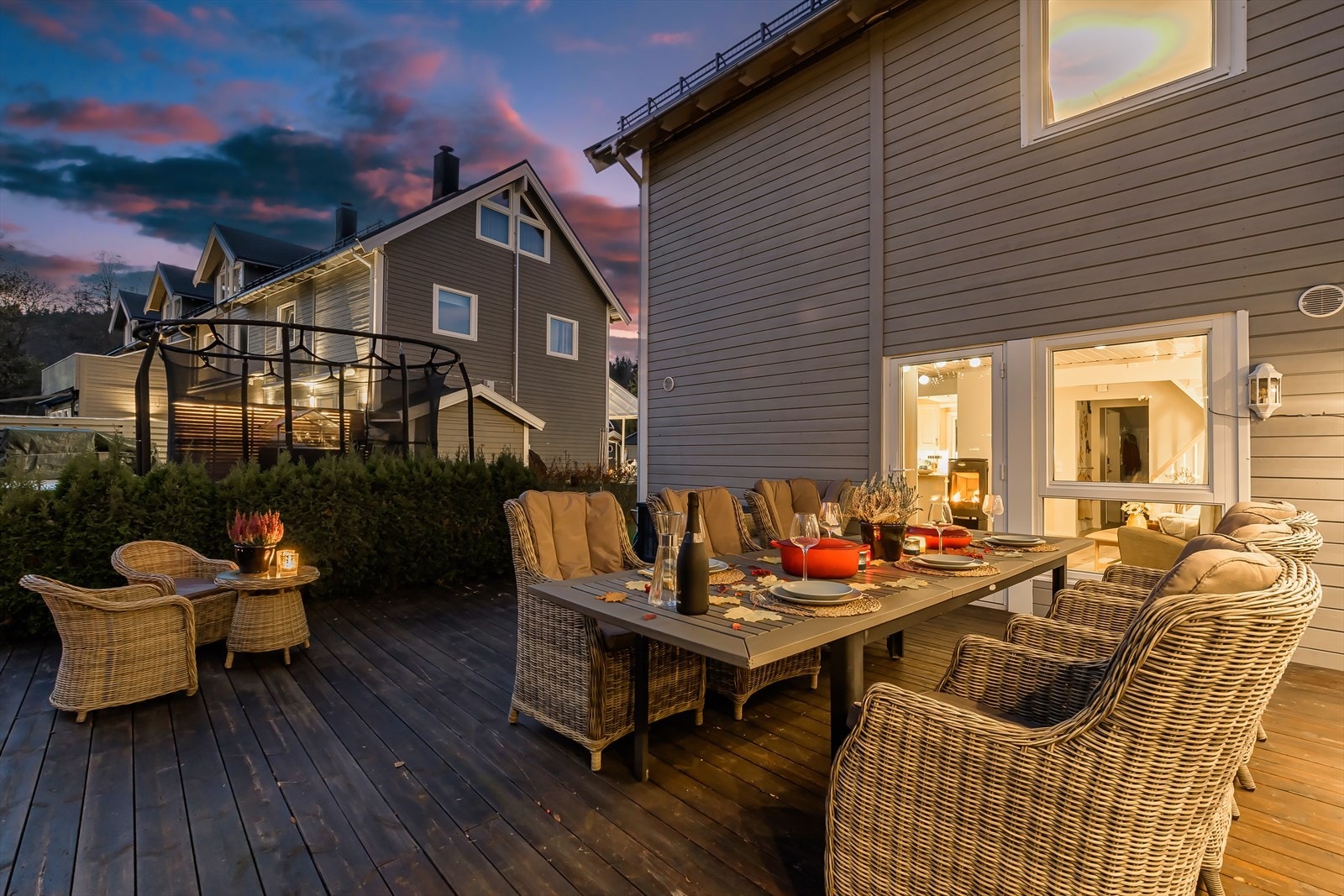 Stor og romslig sørvendt terrasse på hele 32 m² med utgang fra stuen Galleribilde