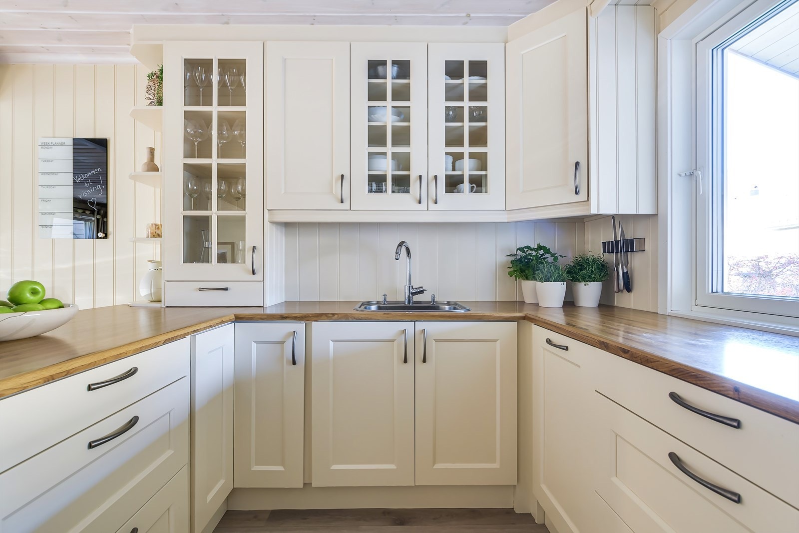 Plassen er godt utnytte med skap- og benkeplass Galleribilde