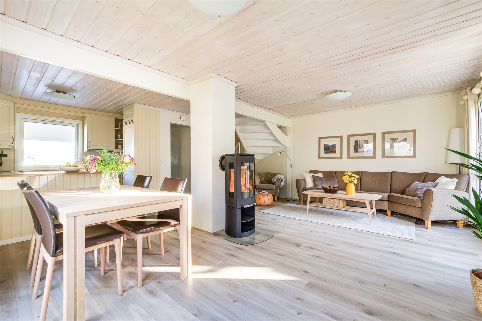 Rommet har en sosial planløsning hvor stue, spisestue og kjøkkenet ligget i ett Galleribilde