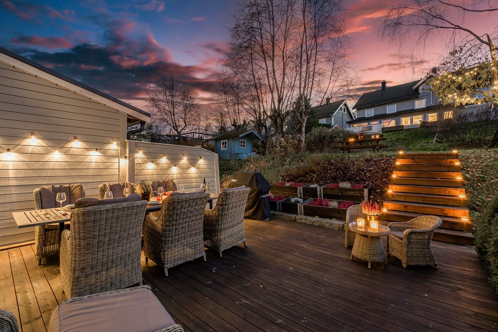 Terrassen har en fin planløsning med god plass til ulike sittegrupper, grill og annet ønsket møblement Galleribilde