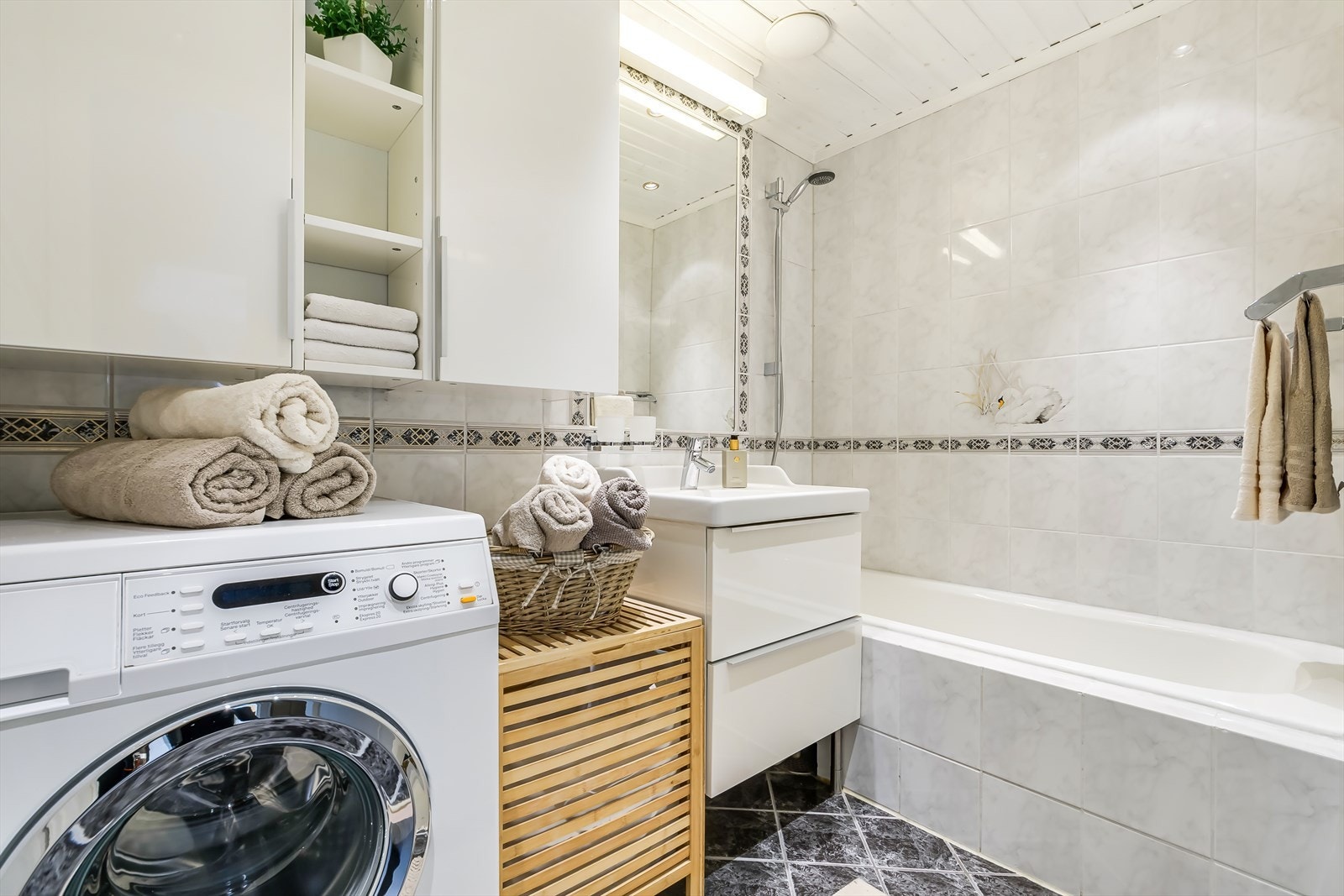 Romslig flislagt bad med badekar fra 2000 Galleribilde