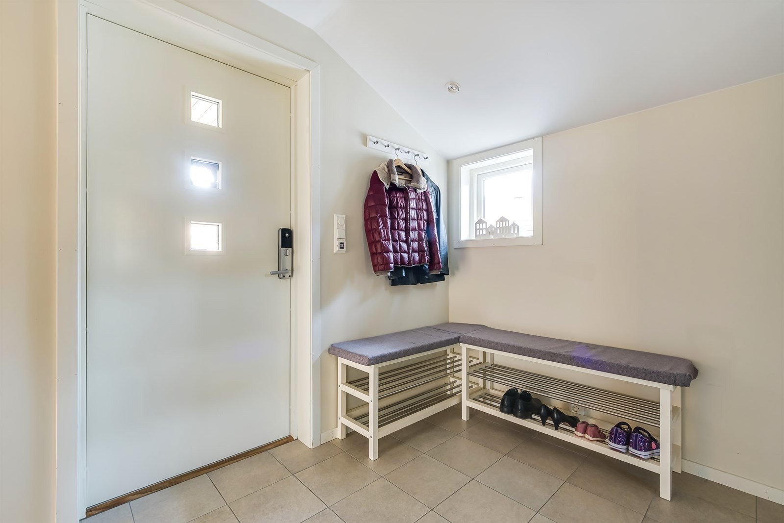 Entréen har praktisk flislagt gulv Galleribilde