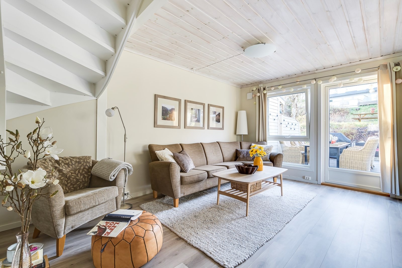 De store vindusflatene slipper godt inn med naturlig lys og gir rommet en luftig følelse Galleribilde