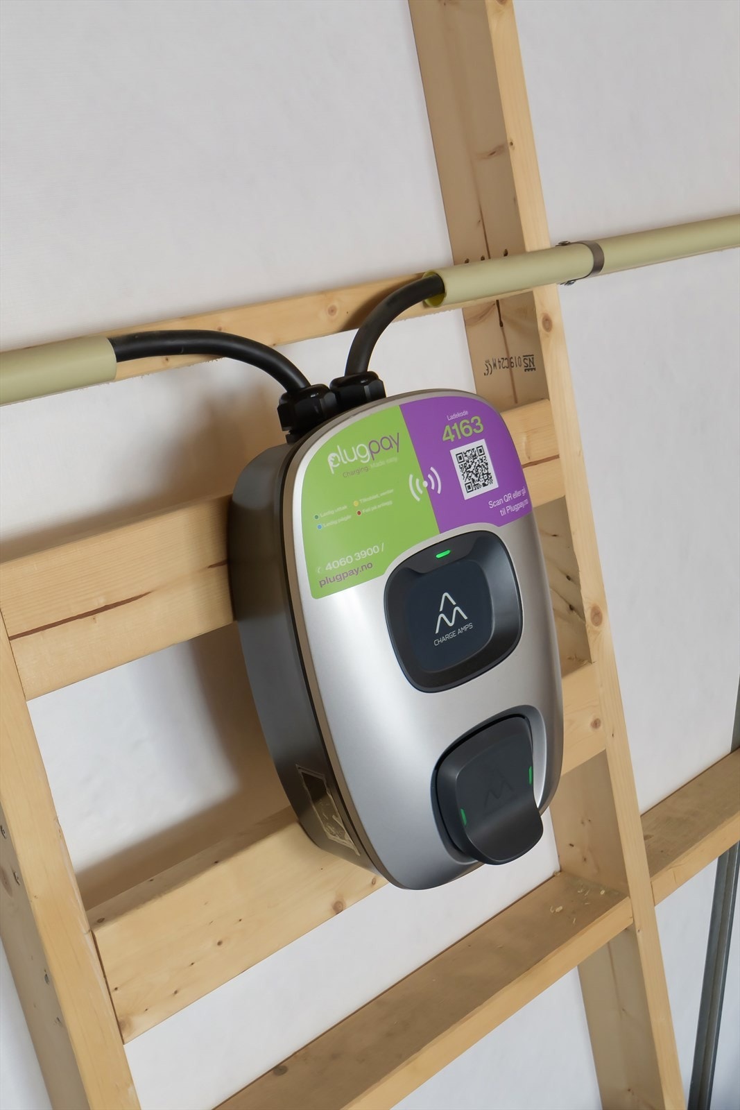 Det er montert elbillader på plassen Galleribilde