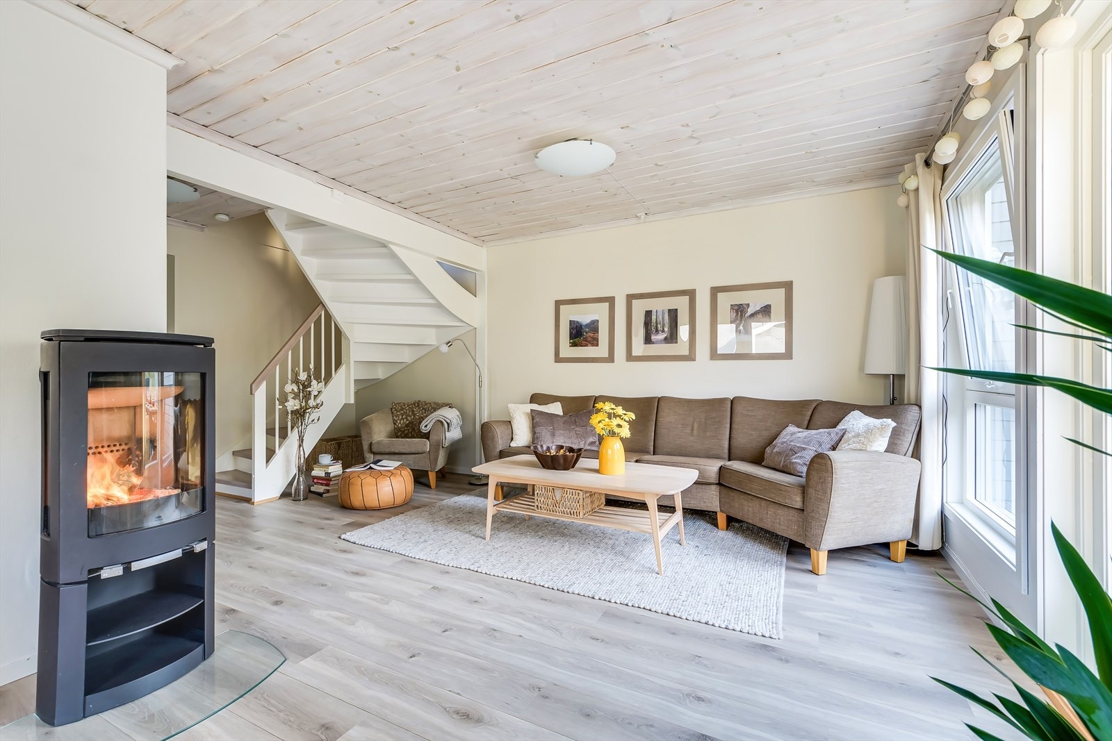 I hovedetasjen finner du en romslig stue med gode innredningsmuligheter Galleribilde