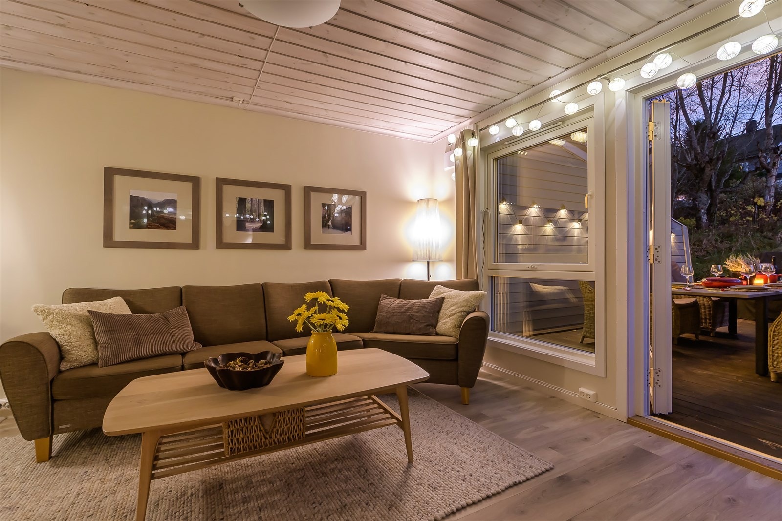 Stuen har lysmalte vegger og pent laminatgulv Galleribilde