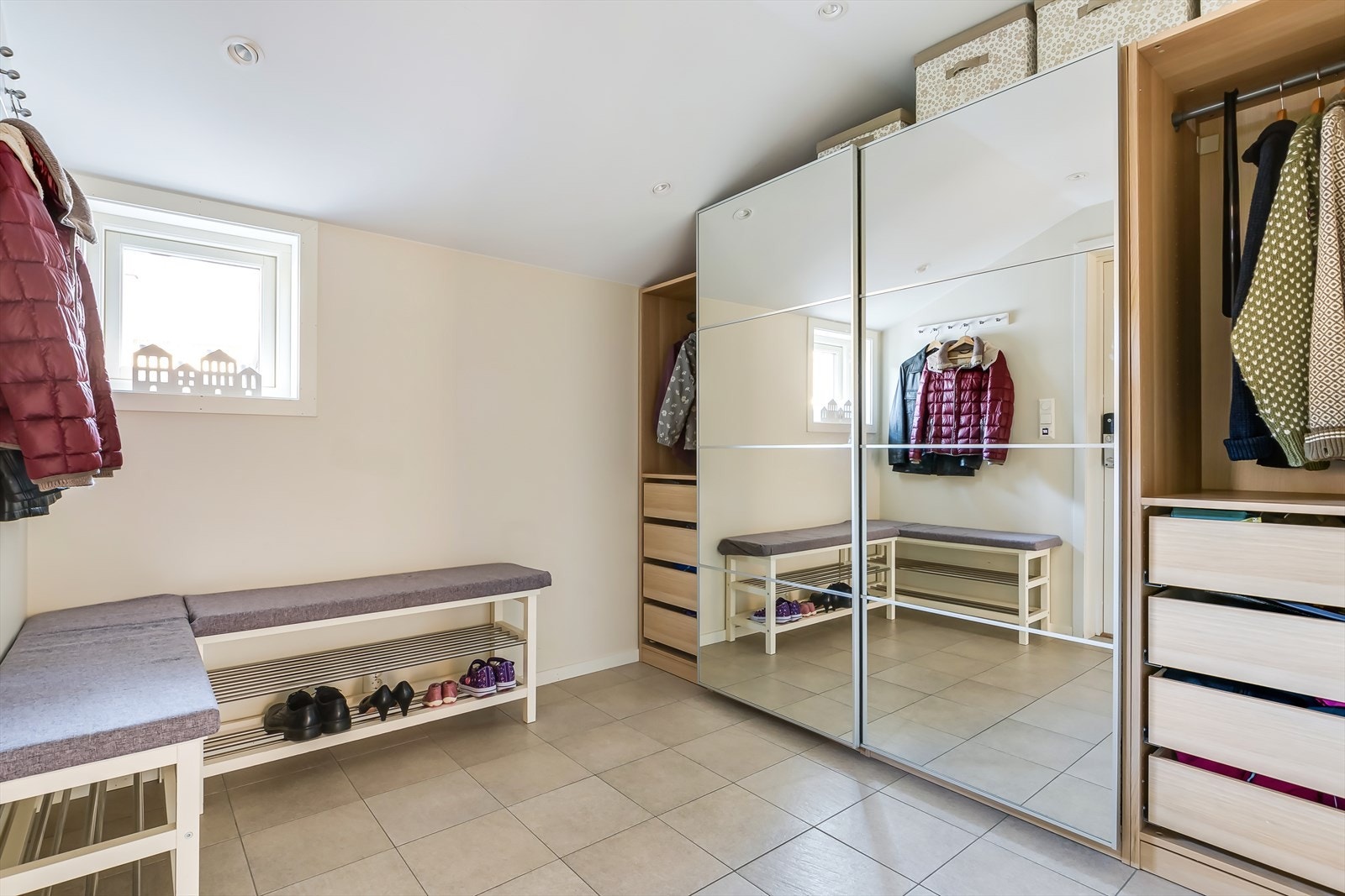 Romslig og lys entré med stort garderobeskap med speilfronter, som gir både god oppbevaringsplass og et ryddig uttrykk Galleribilde