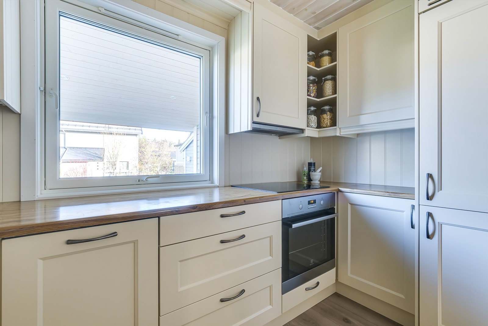 Kjøkkenet er utstyrt med integrert koketopp, stekeovn, oppvaskmaskin og kjøle/fryseskap Galleribilde