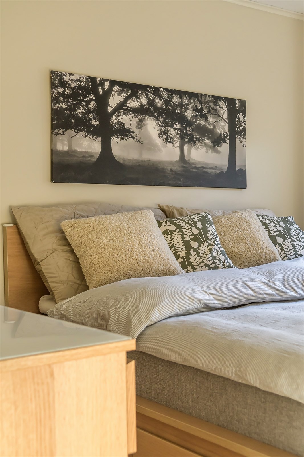 Soverommet er malt i en behagelig lun farge med pent gulv Galleribilde