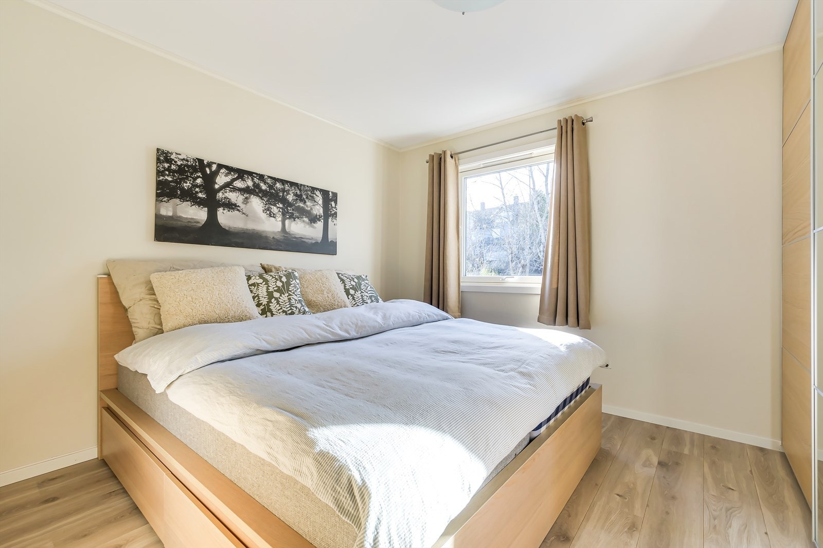 Koselig hovedsoverom med god plass til dobbeltseng og tilhørende møblement Galleribilde