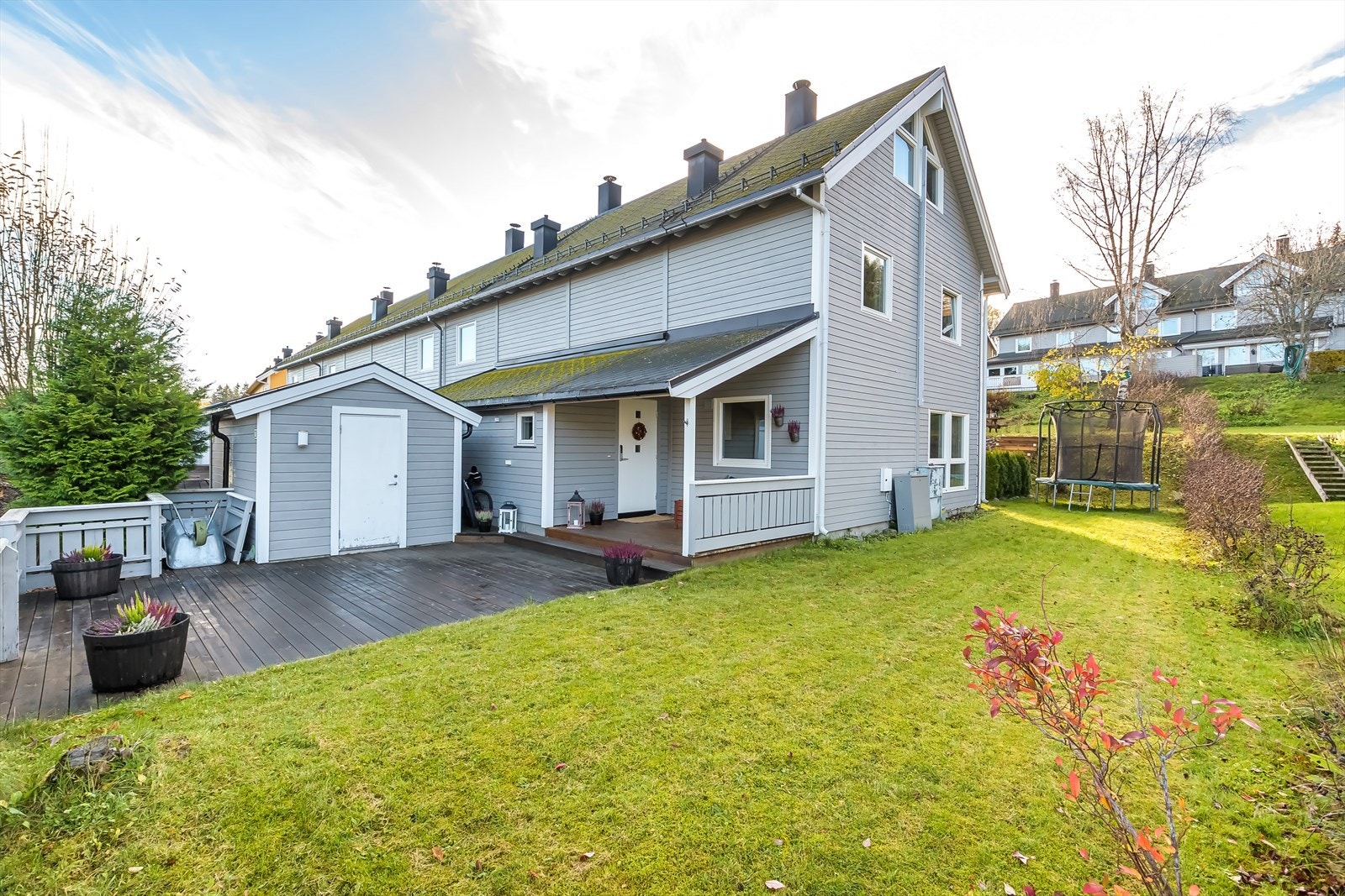 Det ble lagt ny platting på forsiden av huset i forbindelse med utbygging i 2018 Galleribilde