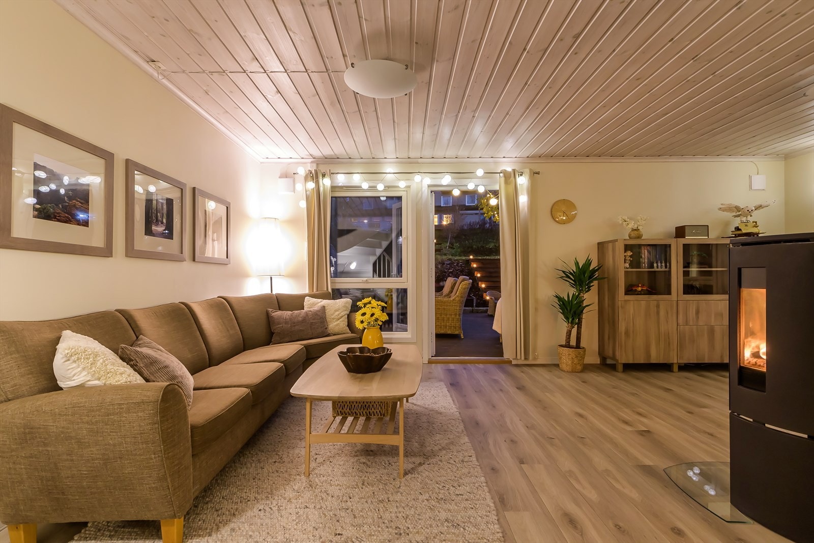 Fra stuen er det utgang til en stor terrasse Galleribilde