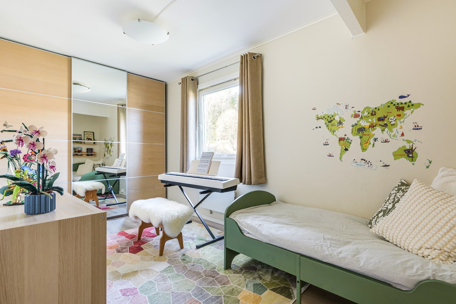 Soverom 2 - Romslig soverom med god plass til seng og stort garderobeskap Galleribilde