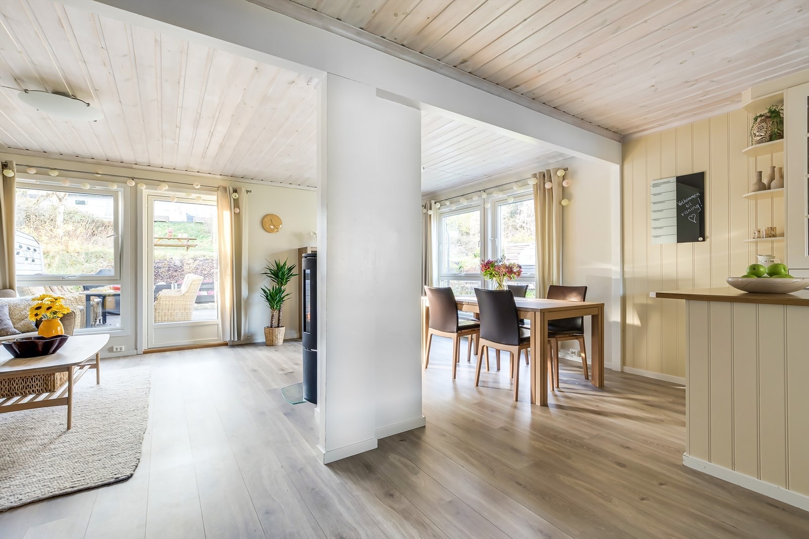 Boligen har en flott plassering på byggets hjørne gir en vegg med ekstra vindusarealer Galleribilde