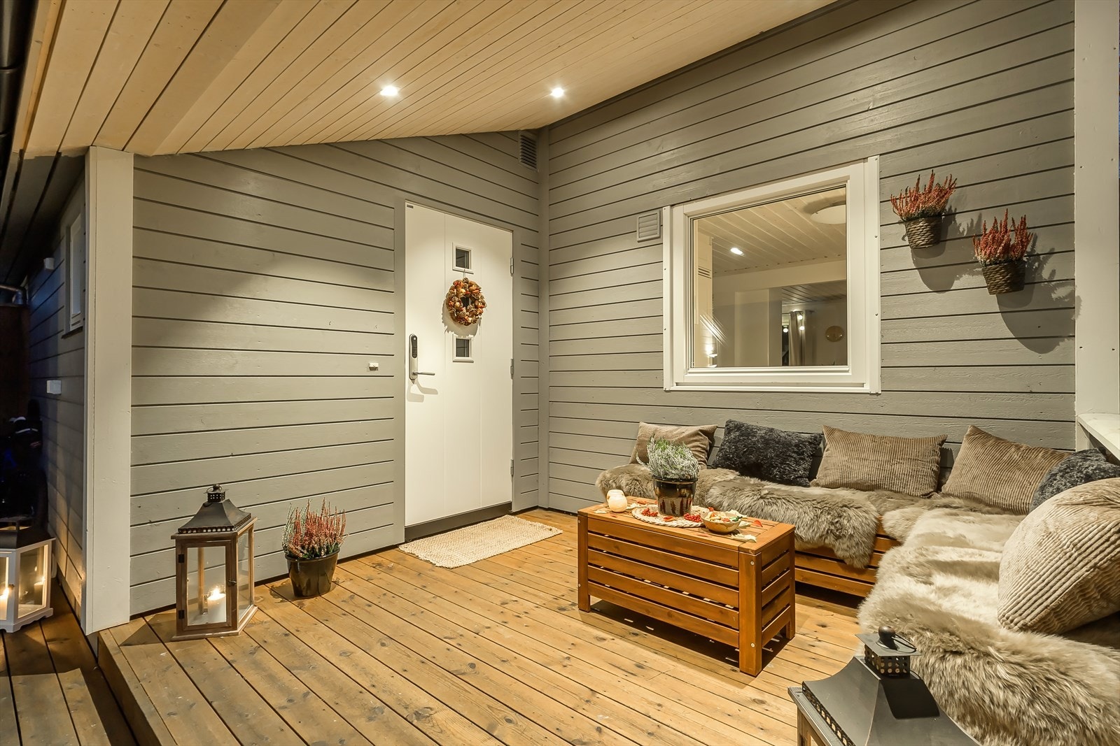 Hyggelig inngangsparti som gir et godt inntrykk av boligen Galleribilde